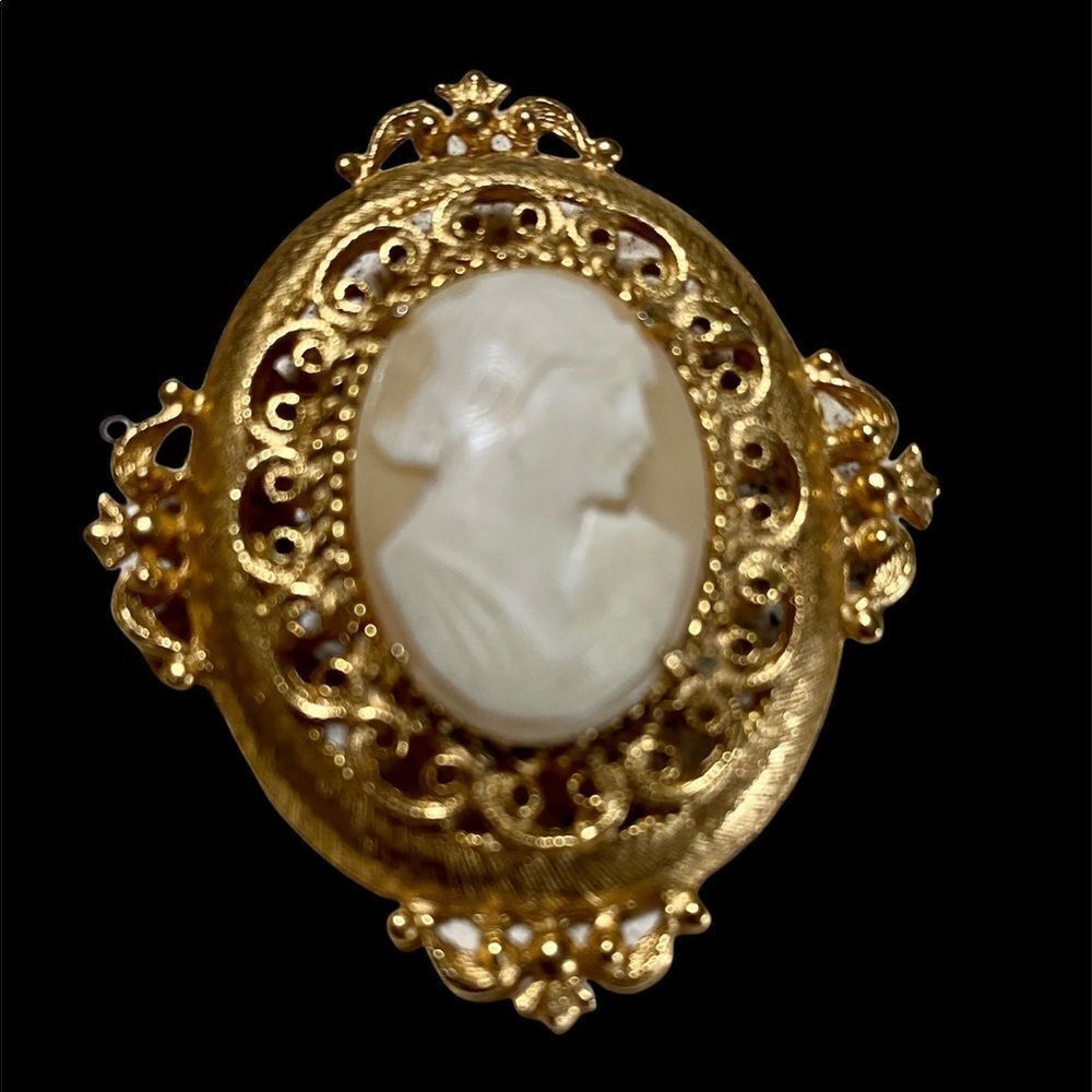 Vintage 1950s Florenza Cameo Brooch